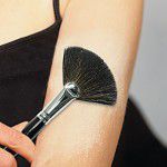 Tattoowierung abdecken mit Camouflage Make-up schminken